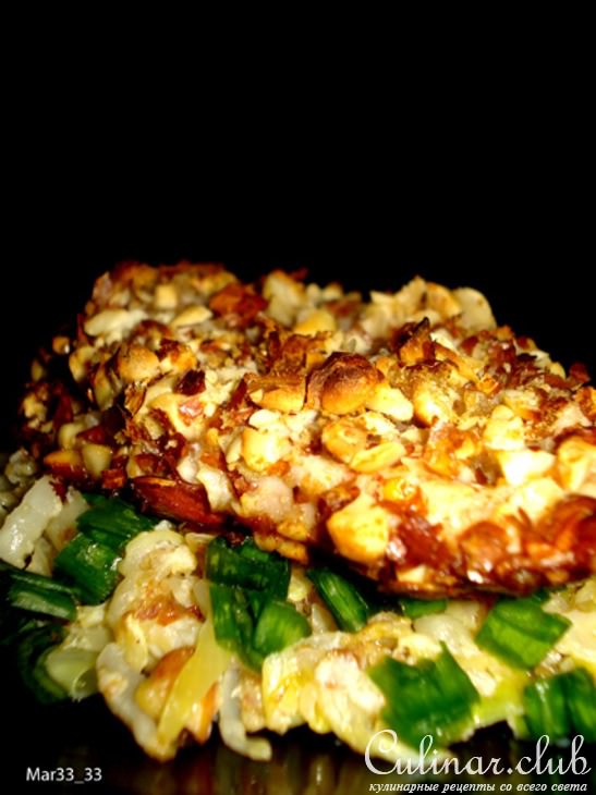 Куриное филе с арахисом на зеленой подушке