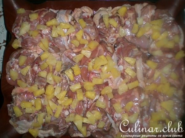 запеченные бедрышки с ананасом и сыром