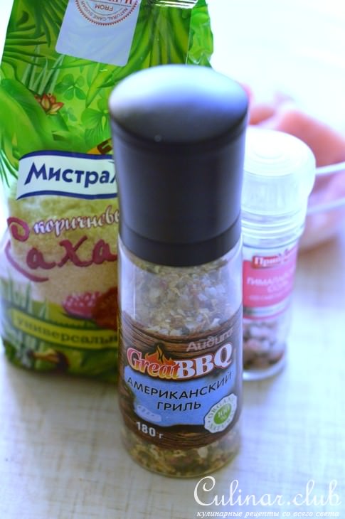 "Маффины" из куриного филе с соусом.