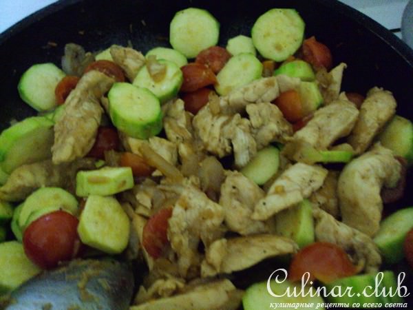 Куриная грудка с овощами и кунжутом.