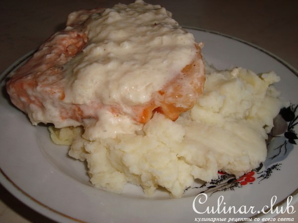 ФОРЕЛЬ С ЛУКОВЫМ СОУСОМ