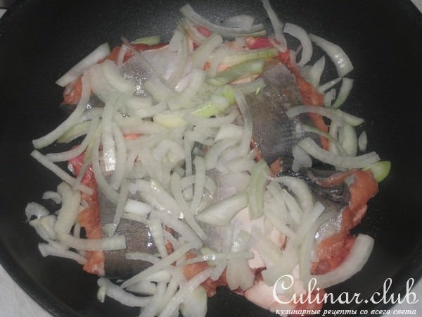 Горбуша под сырно-майонезной и луковой подушкой.