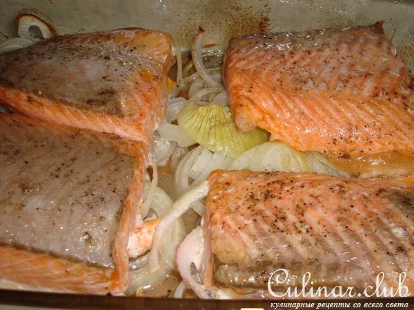 ФОРЕЛЬ С ЛУКОВЫМ СОУСОМ