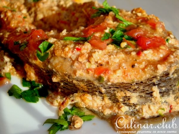 Жареная форель с ореховым соусом. Пикантно