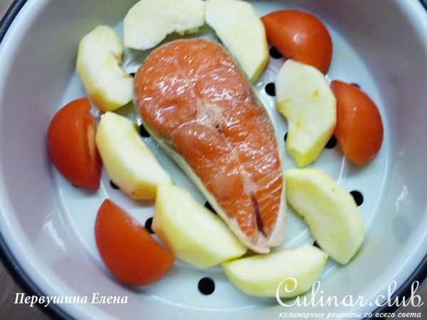 Паровая форель с яблоками
