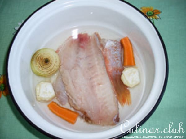 Морской окунь с баклажанами и коричным соусом