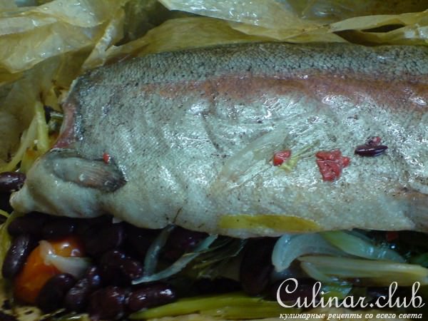 Морская форель,запечённая в пергаменте с фасолью