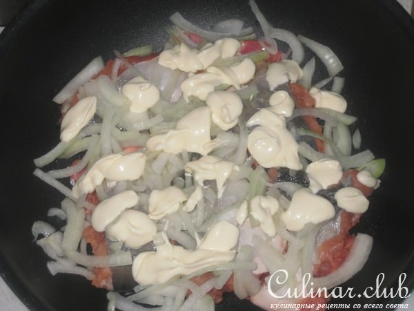 Горбуша под сырно-майонезной и луковой подушкой.