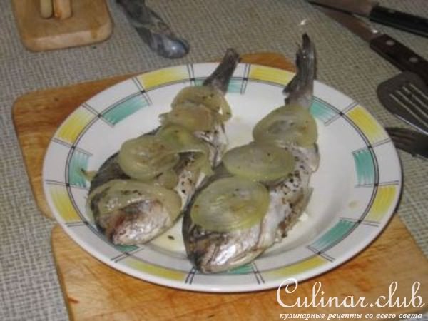 Дорада (морской карась) в фольге с луком.