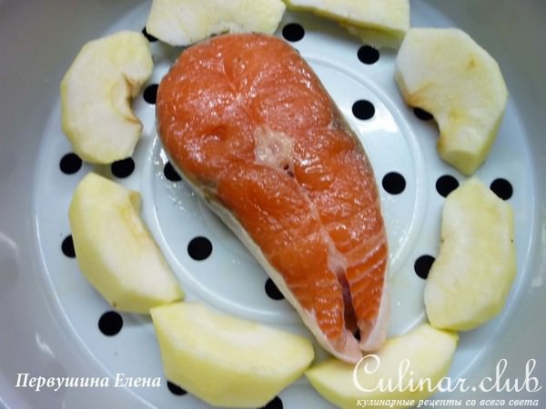 Паровая форель с яблоками