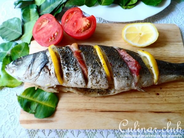 Сибас с лемонграссом,прованскми травами,листьями лайма и беконом.