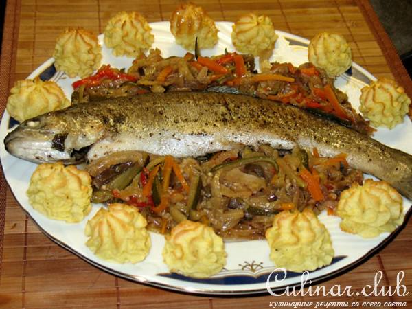 Запечёная форель с маринованными овощами(Trotelle al forno e ortaggi in caprione)