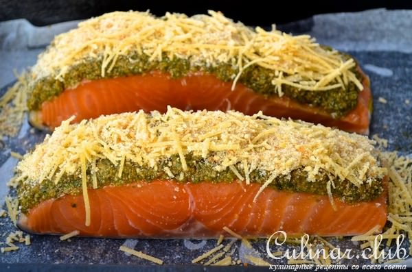 Лосось с хрустящей корочкой из песто и сыра