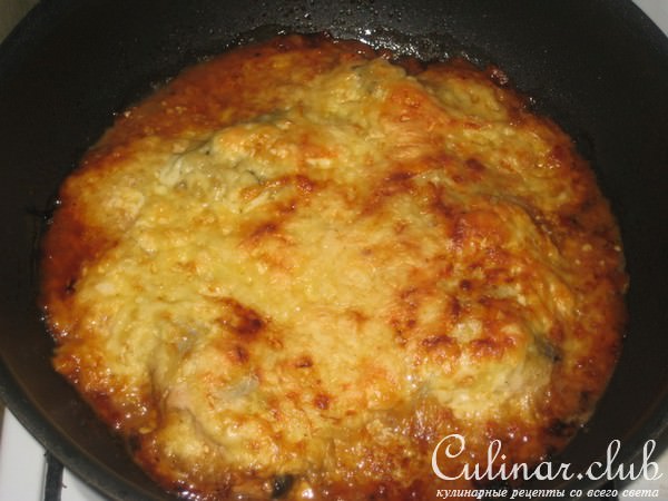 Горбуша под сырно-майонезной и луковой подушкой.