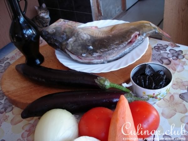 Карп праздничный, фаршированный овощами и черносливом