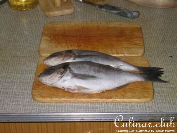 Дорада (морской карась) в фольге с луком.
