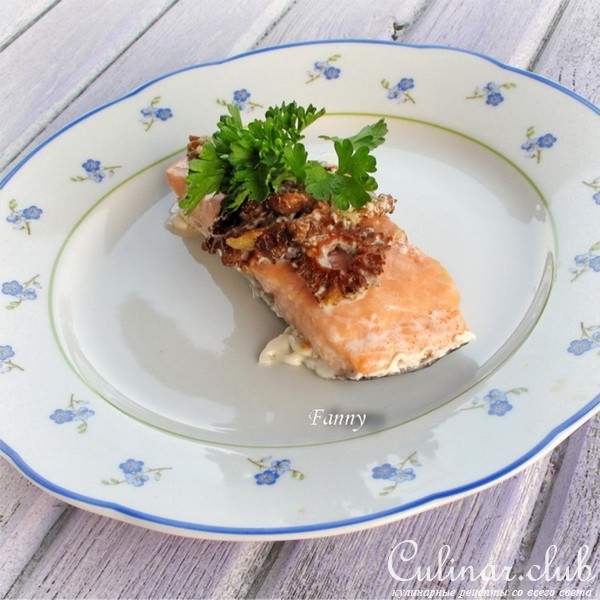 Лосось под сморчками в сливках