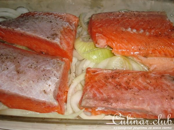 ФОРЕЛЬ С ЛУКОВЫМ СОУСОМ