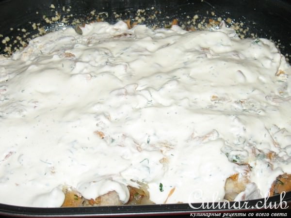 Запеканка с рыбой и грибами под сеточкой из картофельного теста.