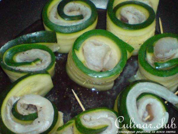 Рулеты из рыбы и цуккини с овощами