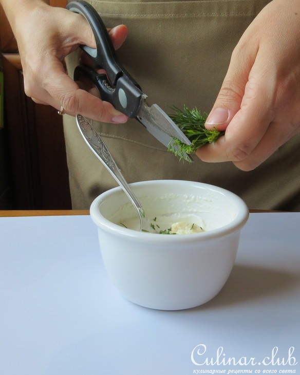 Форель с яйцом, приготовленная на пару, с овощами и соусом