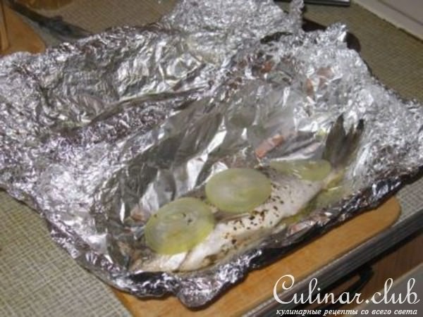 Дорада (морской карась) в фольге с луком.