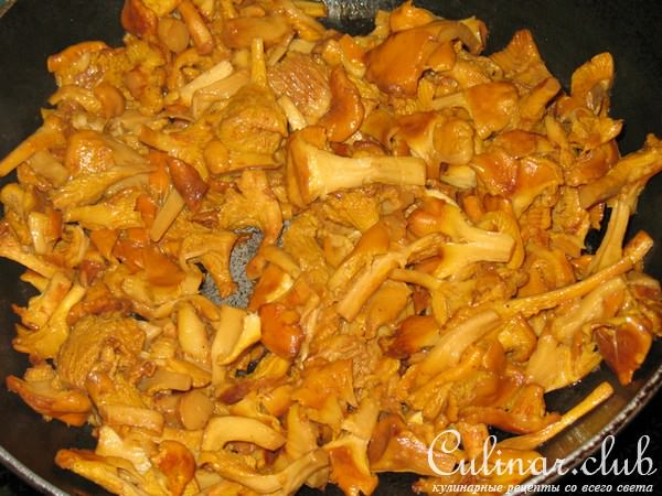Запеканка с рыбой и грибами под сеточкой из картофельного теста.