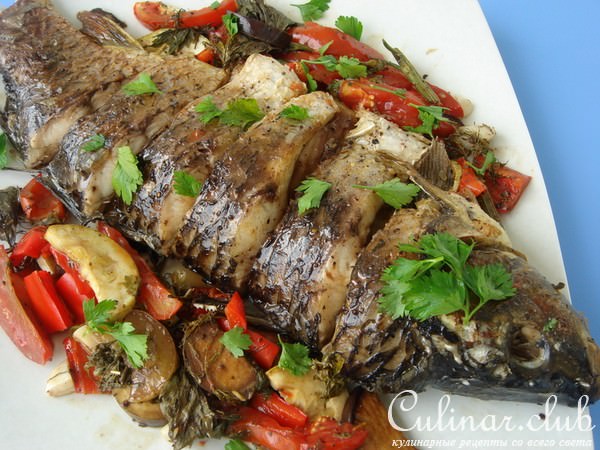 Запеченная рыба с овощами.