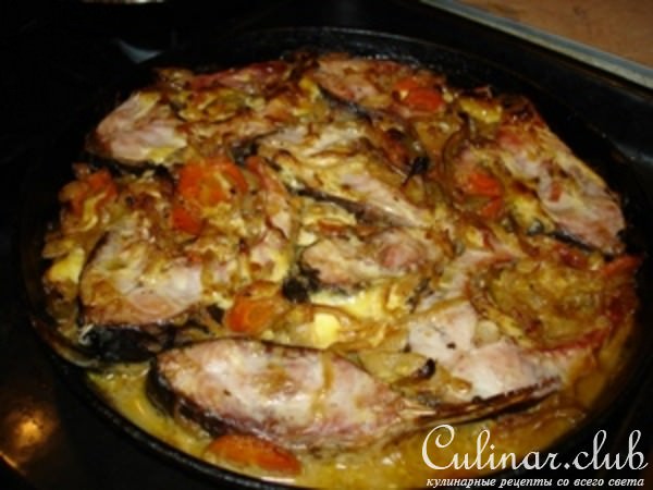 Сазан запеченный с овощами