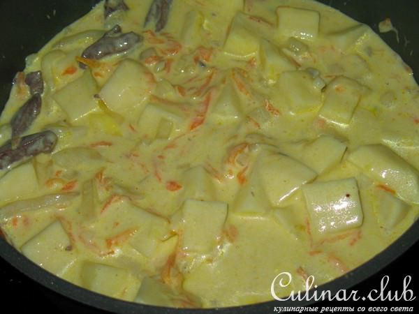 Тушеная в сметане картошка с сердечками «Колхозная».