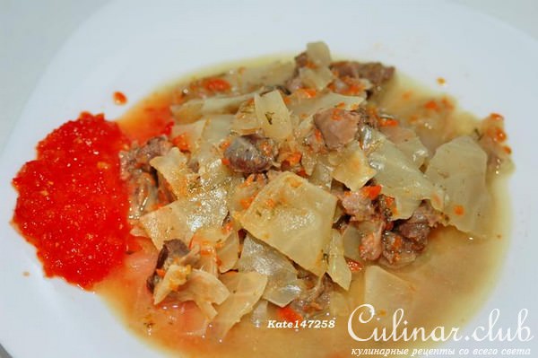 Куриные желудочки с тушеной капустой