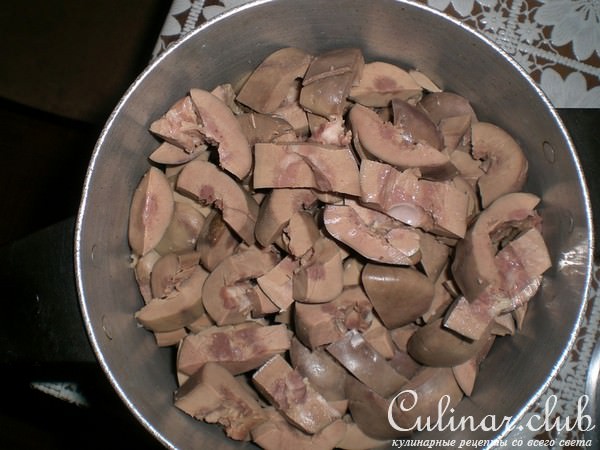 Почки тушеные с солеными огурцами