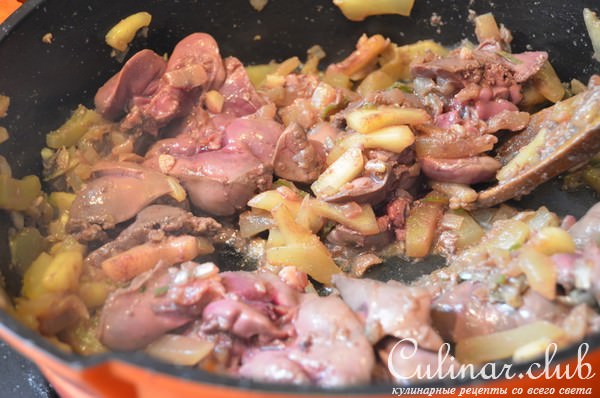 Куриная печень в кокосовом соусе с красным карри с коричневым рисом