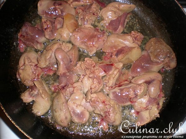 Печень бройлера в сметане. С рисом на гарнир.