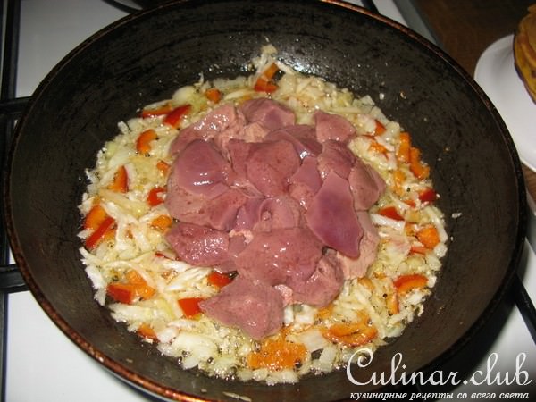 Печень с репой и овощами в сметане