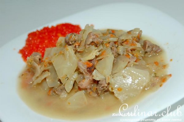 Куриные желудочки с тушеной капустой