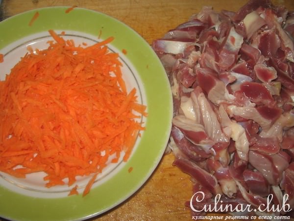 Поджарка из куриных желудков с подливкой.