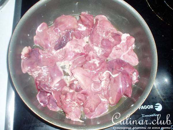 Куриная печень с грибами и сливками