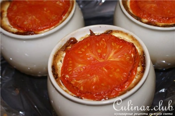 Куриная печень с овощами в горшочках