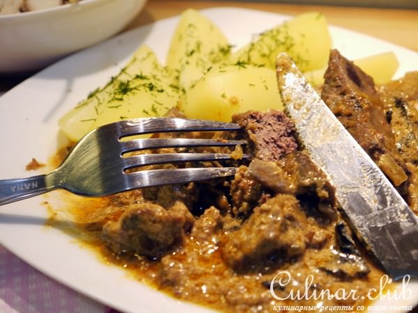 Печень тушеная с грибами в горшочке