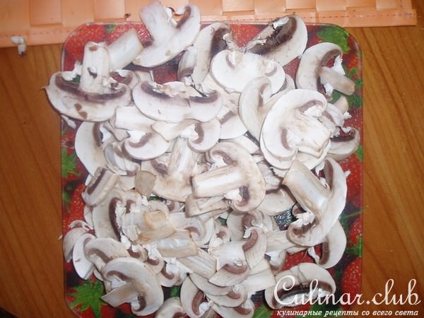 Куриная печень с грибами и сливками