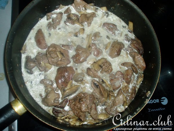 Куриная печень с грибами и сливками