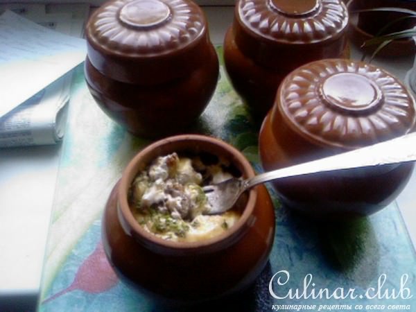Куриная печень с запечённой молодой картошкой в горшочках.