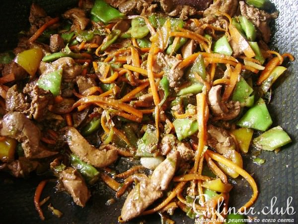 Куриная печень с овощами и рисовой лапшой.