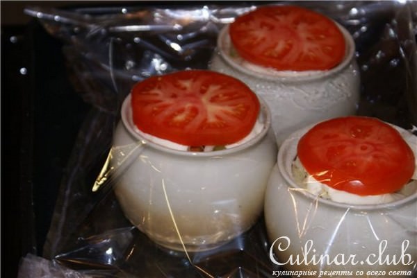 Куриная печень с овощами в горшочках