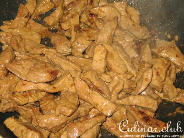 Печенка с грибами и яйцами в сливочном соусе. 
