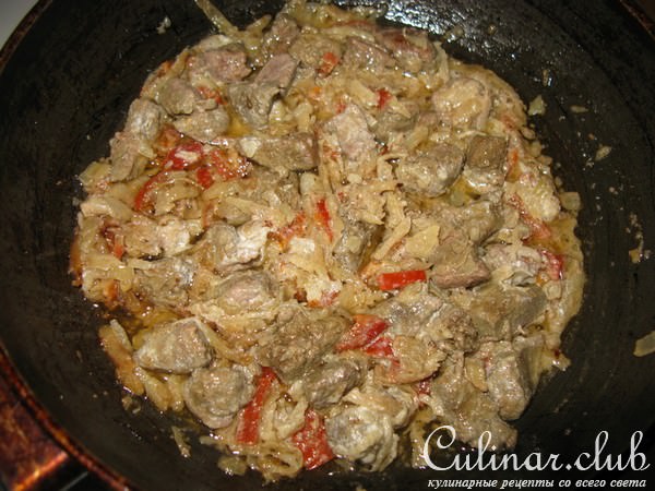 Печень с репой и овощами в сметане