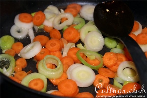 Куриная печень с овощами в горшочках