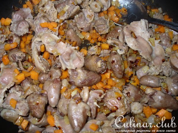 Жаркое в горшочках ( куринные потрошки с рисом )