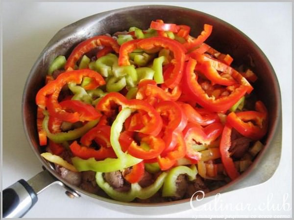 Куриная печень, жаренная с луком и сладким перцем